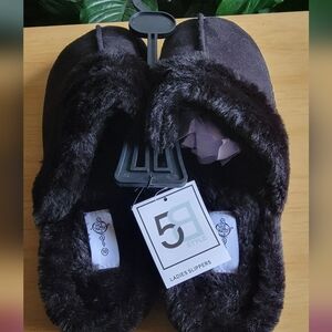5B Style Black Fuzzy Slippers Size 10.